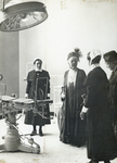 826323 Afbeelding van koningin-moeder Emma die een operatiekamer bezoekt tijdens de opening van het Diakonessenhuis ...